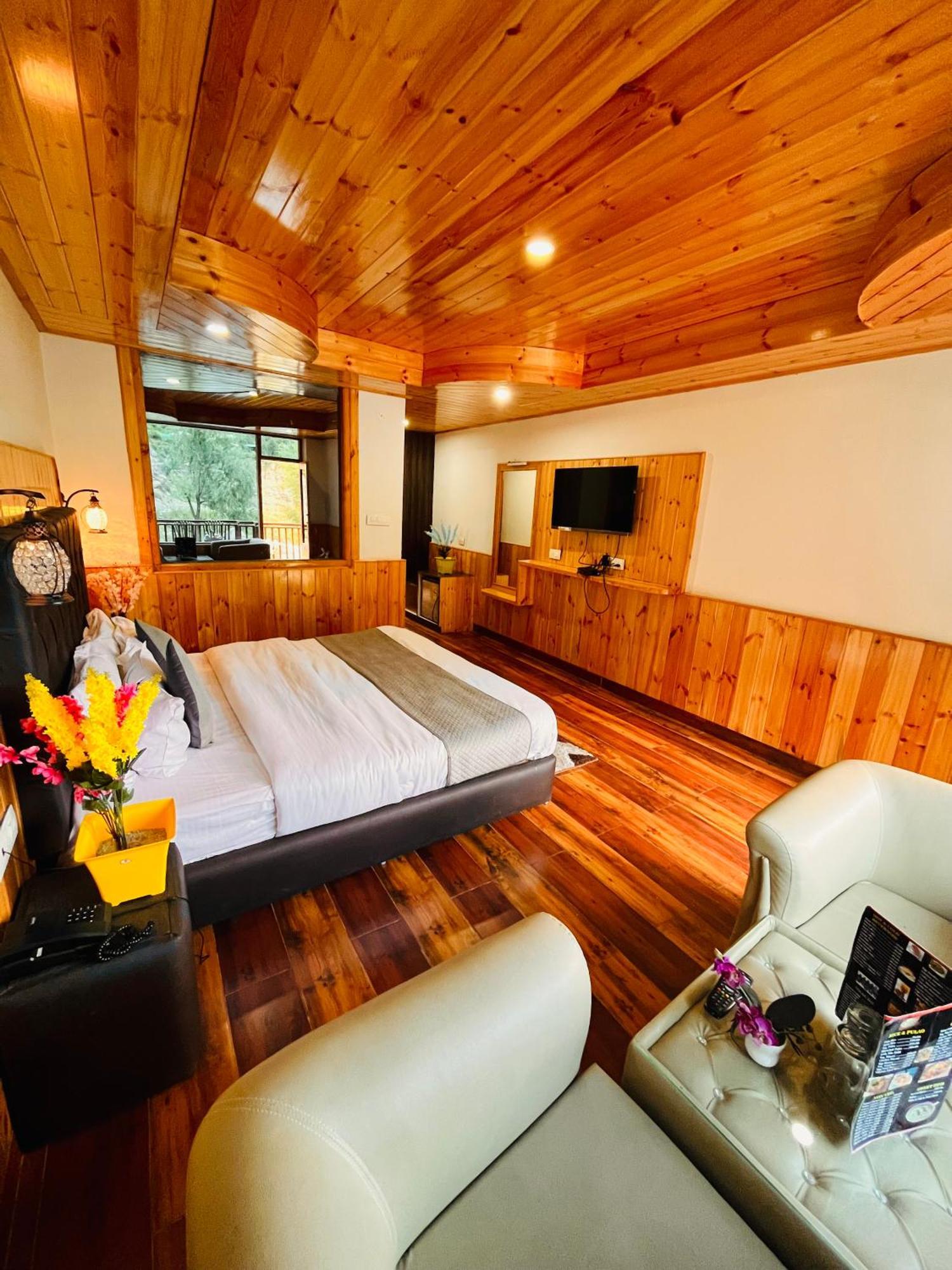 Himalayan Hill Queen Resort, Manali M98160-43400 エクステリア 写真